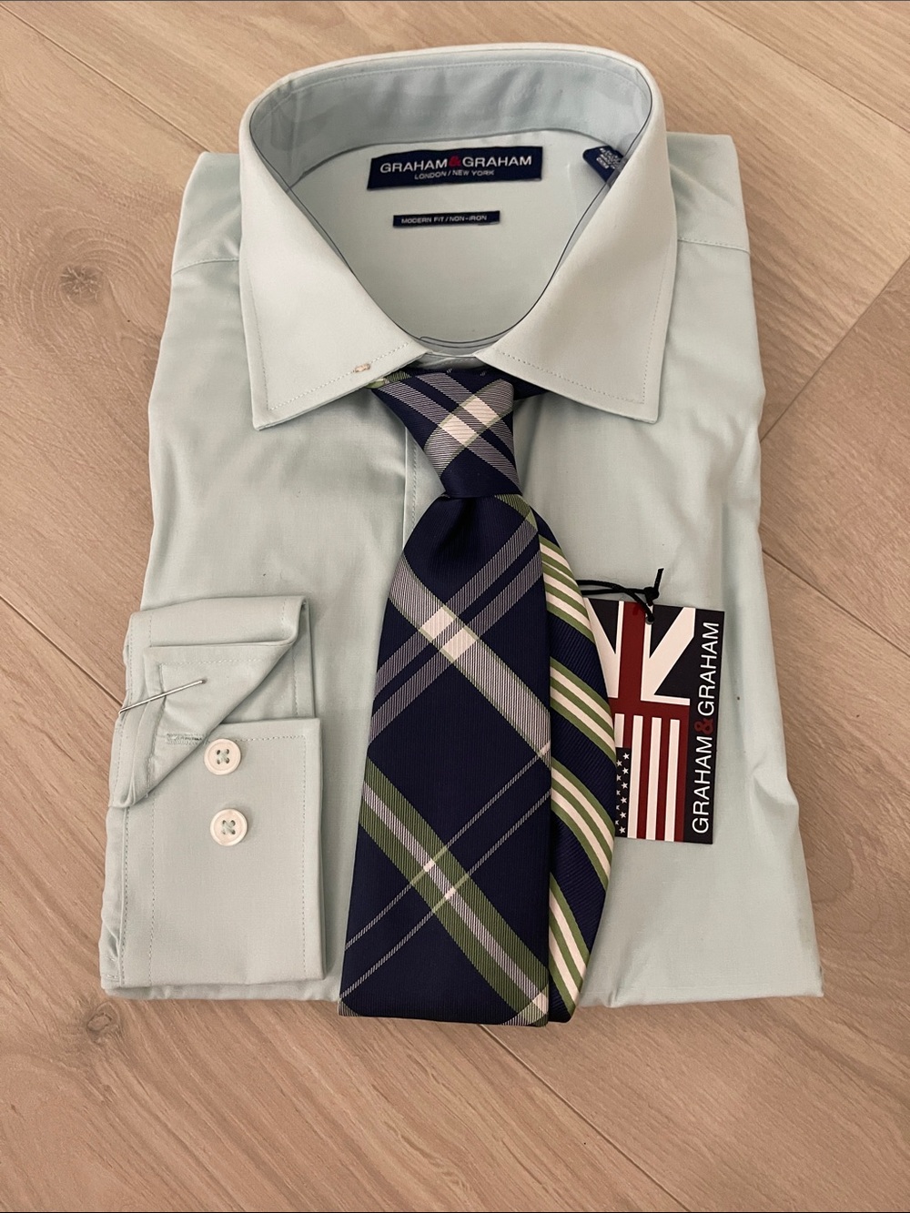 Light Green Men's Dress Shirt with Spread Collar